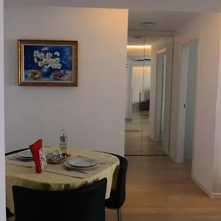 Διαμέρισμα Chic In Residential Area
